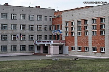 Входная группа Гуманитарно-юридический лицей № 86.  Холмогорова,  34